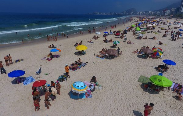 Río de Janeiro reimplanta restricciones por aglomeraciones en bares y playas - MarketData