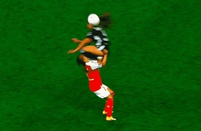 Tremenda patada "al estilo Adebayor" en el fútbol femenino