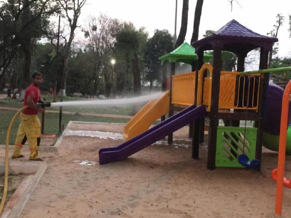 Voluntarios limpian plaza de Ciudad del Este