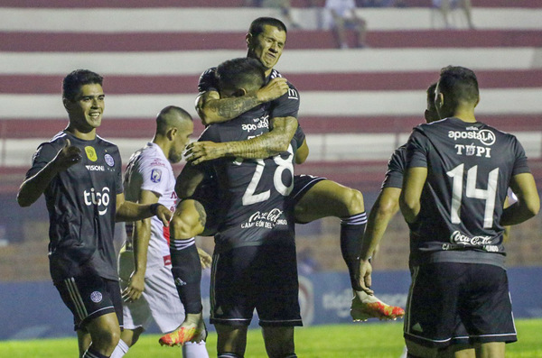 El Decano golea y viajará motivado para jugar la Libertadores
