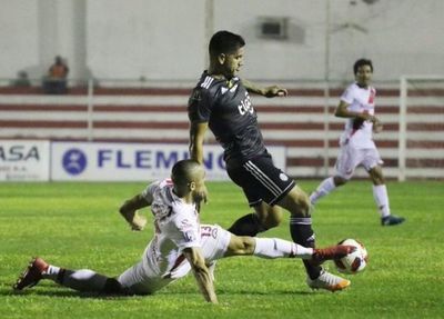 Olimpia golea en Los Jardines y viajará confiado a Brasil