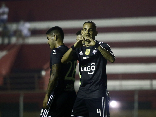Luis De La Cruz brilla en la goleada franjeada