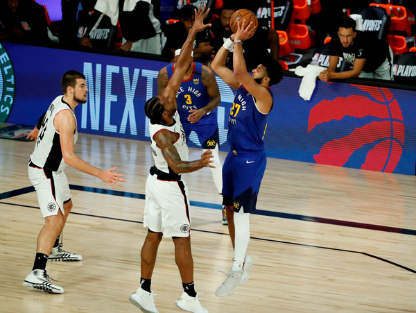 Denver sorprende a Clippers en el final