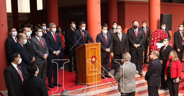 La Nación / Unidad: Abdo Benítez y Cartes, en acto de aniversario de ANR