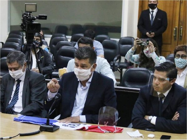 Efraín ratifica que no cumplirá medida judicial y retruca a Zavala