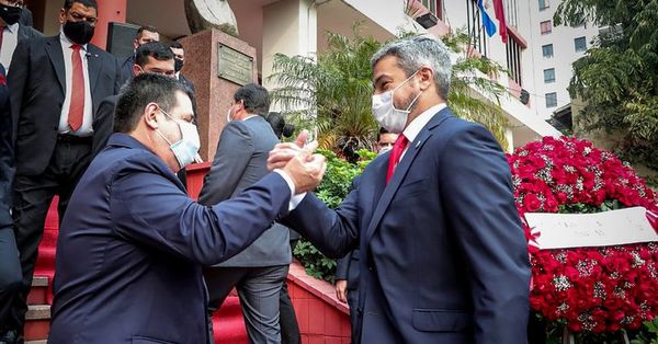 Abdo y Cartes se dieron el “abrazo cicatriz” en el aniversario de la ANR - Nacionales - ABC Color