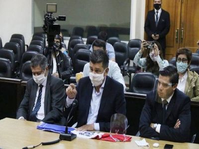 Efraín ratifica que no cumplirá medida judicial y retruca a Zavala