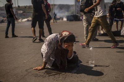 Policía griega reprime con gases a refugiados en Lesbos - Mundo - ABC Color