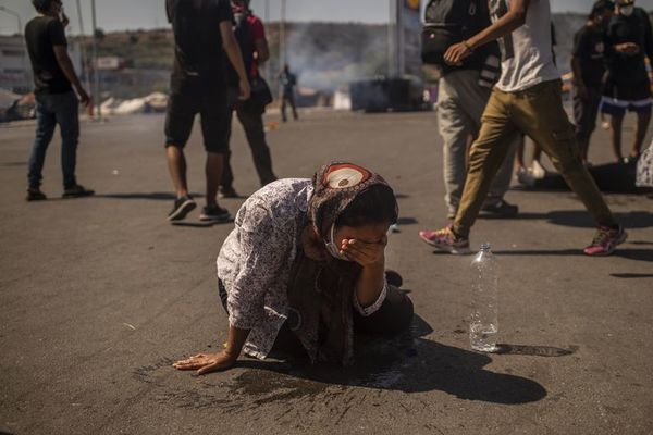 Policía griega reprime con gases a refugiados en Lesbos - Mundo - ABC Color