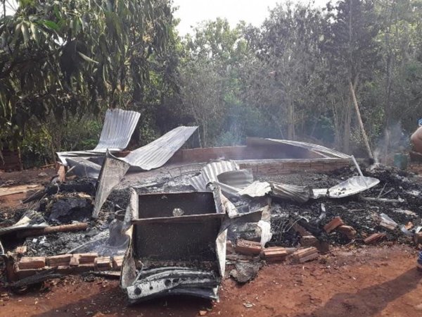 Desesperado, transmitió por Facebook cuando el fuego destruía su casa