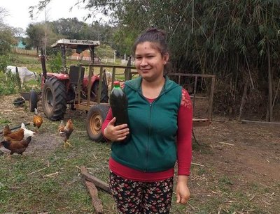 Emprendedora sale adelante con miel negra