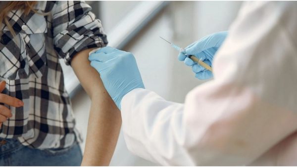 Oxford reanudará los ensayos de su vacuna contra la Covid-19