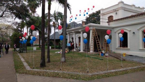 Tras atropello, Consulado Paraguayo en Resistencia es adornado con flores y globos - Digital Misiones