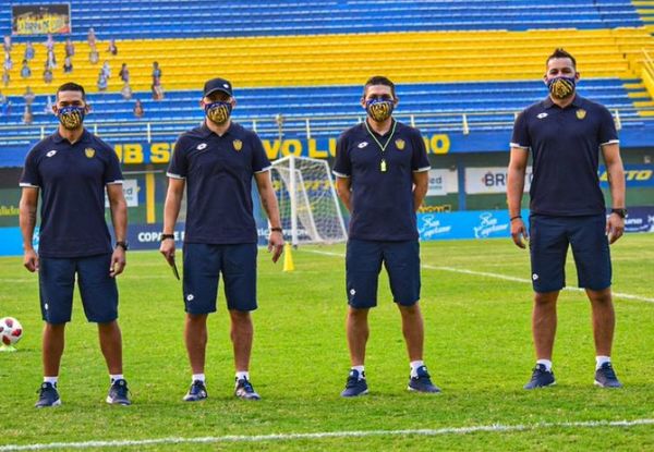 Carlos Humberto Paredes asumió y fue presentado al plantel de Luqueño