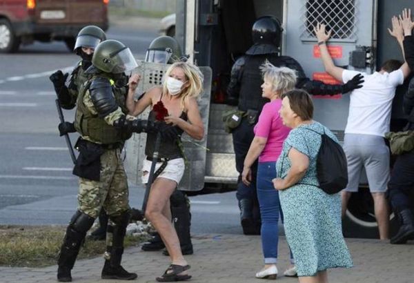 Policía bielorrusa detiene a decenas de mujeres durante manifestación