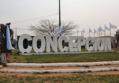 Banderas y cintas blancas en Concepción
