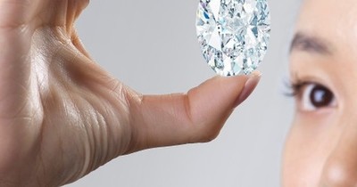 La Nación / Un diamante blanco de 102 quilates a subasta
