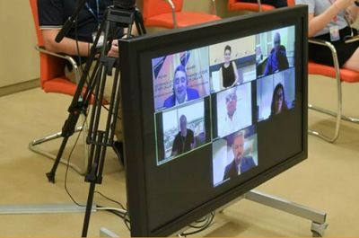 Medios de comunicación permanecen como principal fuente de información, coinciden periodistas