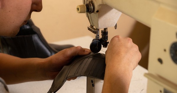 La Nación / La vida le dio otra oportunidad fabricando zapatos