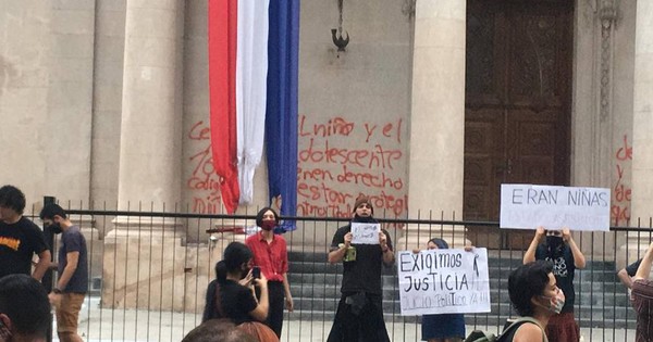 La Nación / Dos de las 3 imputadas escaparon de la Justicia