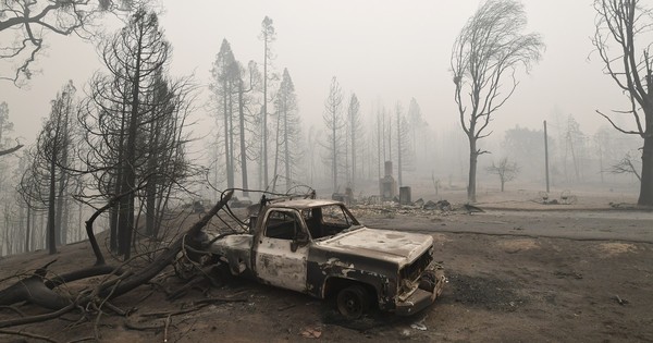 La Nación / Incendios azotan la costa oeste de EEUU