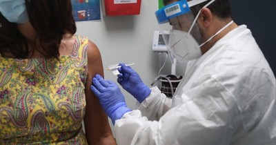 La Nación / Se reanudaron ensayos de la vacuna de AstraZeneca