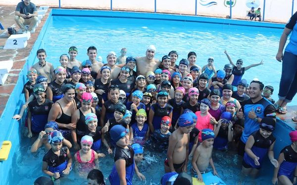 Entre práctica y práctica, incentivando a niños a nadar por sus sueños