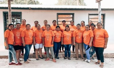 Concepcioneras convierten residuos textiles en piezas artesanales únicas