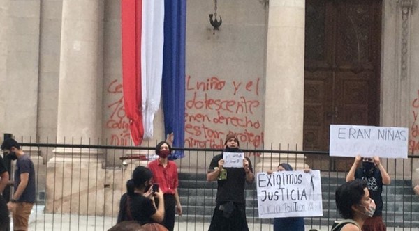 Quema de bandera y pintata en Panteón: las 3 mujeres habrían salido del país - ADN Paraguayo