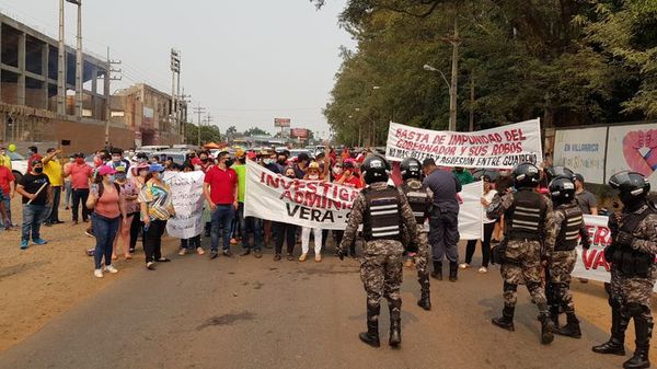 Movilización a favor y en contra de Rodolfo  Friedmann en Villarrica - Nacionales - ABC Color