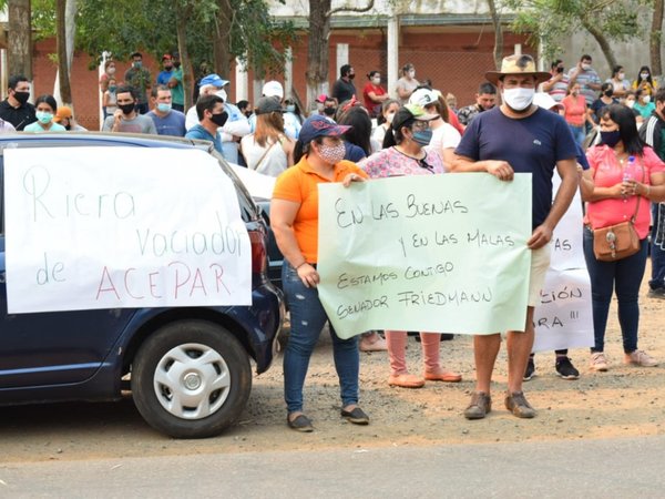 Dos grupos se manifiestan, uno a favor y otro en contra de Friedmann