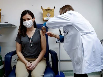 Retomarán pruebas de la vacuna de AstraZeneca y Oxford