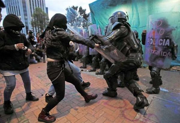 Gobierno señala a guerrillas urbanas de ataques a la Policía en Colombia