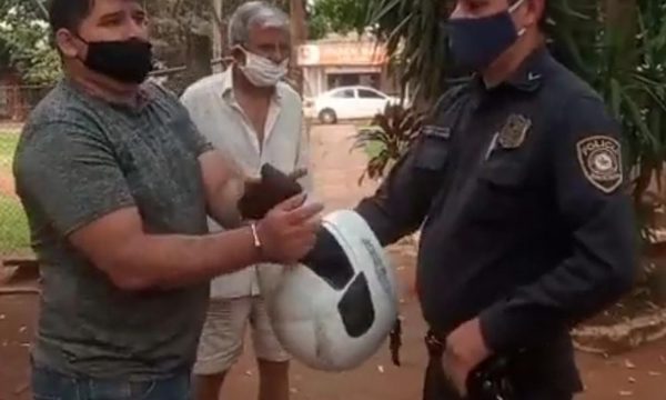 Policías arrestan ilegalmente a hombre que estaba sentado en una plaza