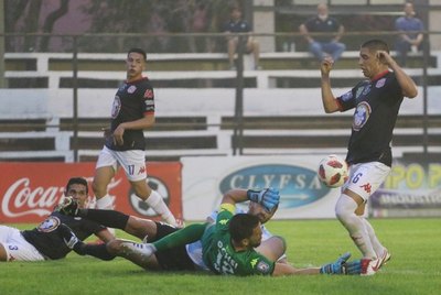 El increíble blooper y autogol de Jordan Santacruz
