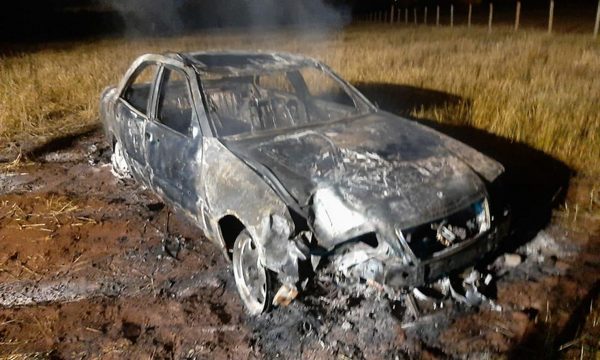 Automóvil se incendia tras chocar contra columna