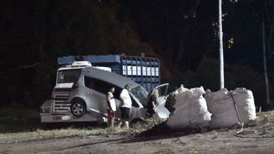 Conductor da positivo al alcotest, tras ingresar a propiedad privada y chocar contra un camión - Nacionales - ABC Color