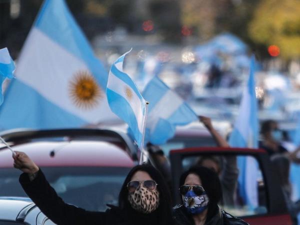 Argentinos protestan contra medidas de su presidente