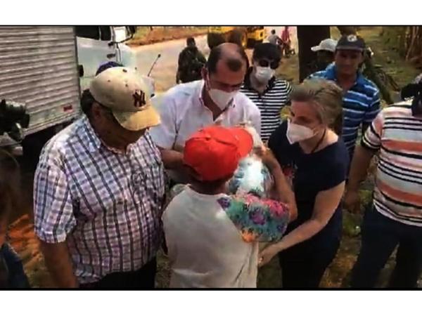 En Arroyito, familias reciben víveres de las hijas de Denis