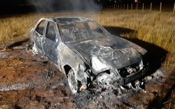 Chocó contra una columna y su auto se incendió por completo