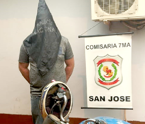 Detienen a sujeto por estar sentado en “actitud sospechosa” en una plaza