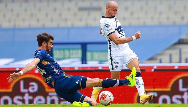 Pumas de Carlos González golea y vuelve al liderato en México