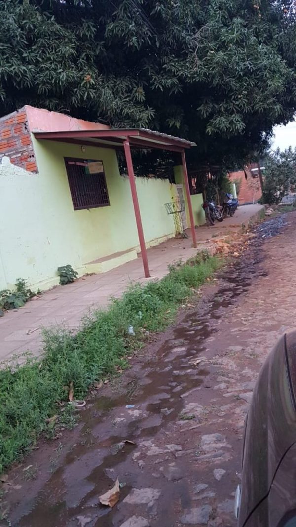 La costumbre de tirar agua servida y contaminar el ambiente vecinal » San Lorenzo PY