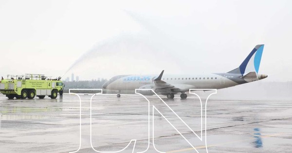 La Nación / Arribó primer grupo de pasajeros desde Uruguay a Asunción en vuelo burbuja