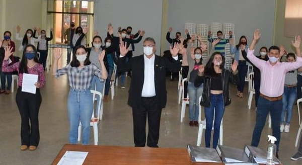 Entregan becas a estudiantes de Coronel Oviedo - Noticiero Paraguay
