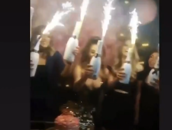 Crónica / (VIDEO) Farrearon en lugar cerrado, aglomerados y sin tapabocas