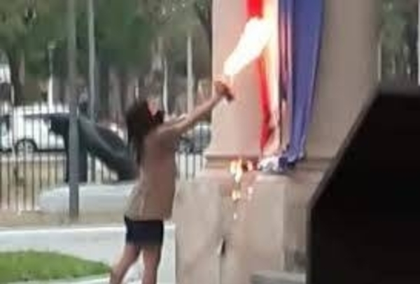 HOY / Piden captura internacional contra tres mujeres que atacaron el Panteón de los Héroes