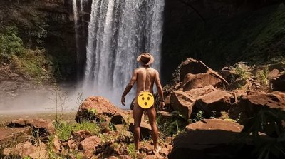 Crónica / Posó como Ñandejára lo trajo al mundo