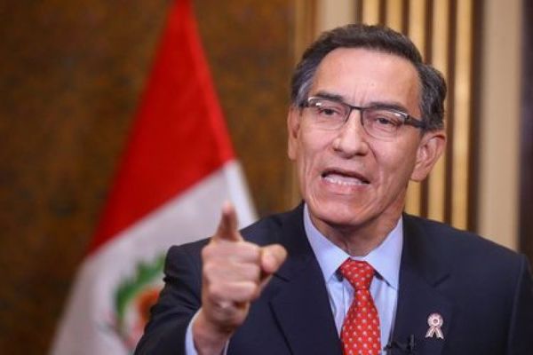 El presidente de Perú se considera blanco de conspiración y acusa a su secretaria