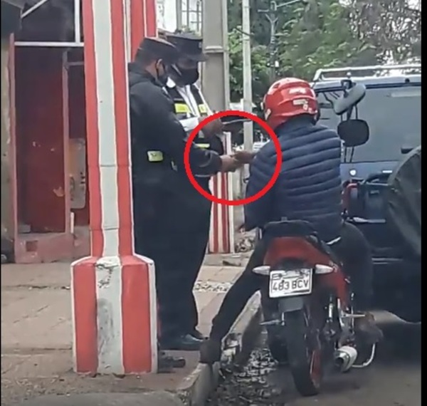 Filmados cuando un motociclista da un "apretón" de mano al PMT » San Lorenzo PY